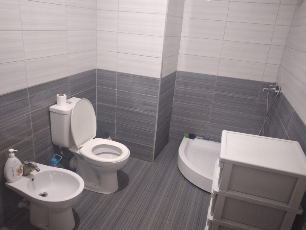 🏡 Appartamento in affitto –📍 Garden City, Vicino a Casaitalia 💰 Prezzo: 43.000 lek/mese