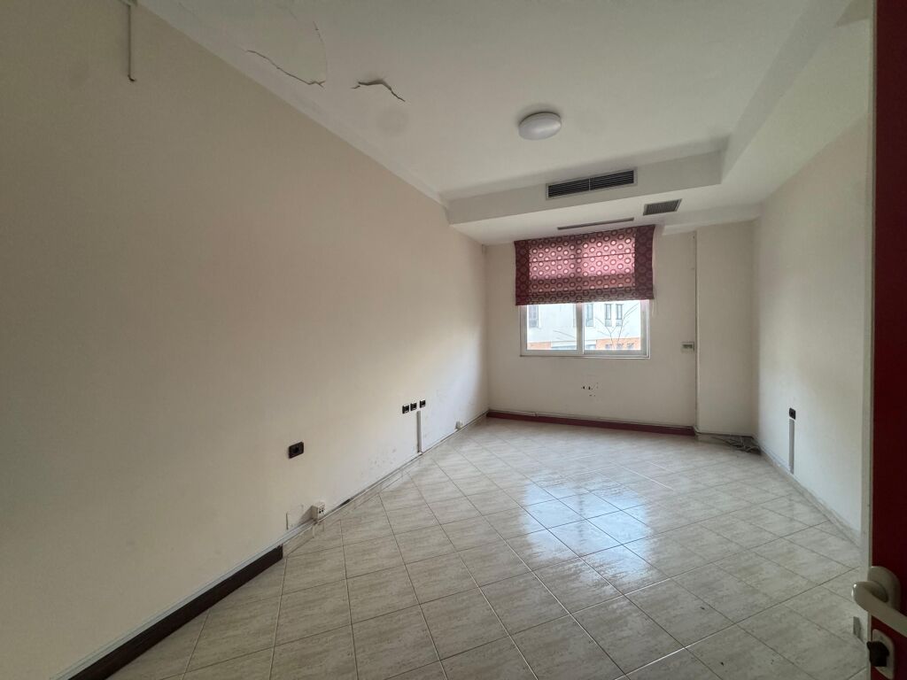 🏢 SHITET Njesi Biznesi  📍 Mine Peza, prane Prokurorise 🔹Sip.137 m² 💰 Çmimi: 270.000 €