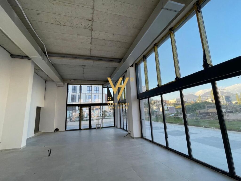 JEPET AMBIENT BIZNESI 120 M2 ME QIRA TE BULEVARDI I RI 1.500 EURO