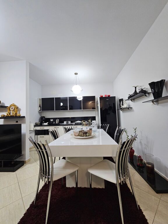 Jepet me Qera: *Apt. 1+1+ guzhine më vete (Kodra Diellit) pallati ri  çmimi *60,000 / Muaji*