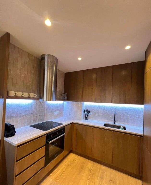 🏡 Jepet me qera apartament 1+1 te Oasis Residence, Astir  ✔️ Apartamenti eshte i arreduar plotesisht ✔️ Arredim modern dhe bashkekohor ✔️ Perfshin vend parkimi 🚗 ✔️ Zone e qete dhe e aksesueshme  💰 Cmimi: 70,000 leke / muaj