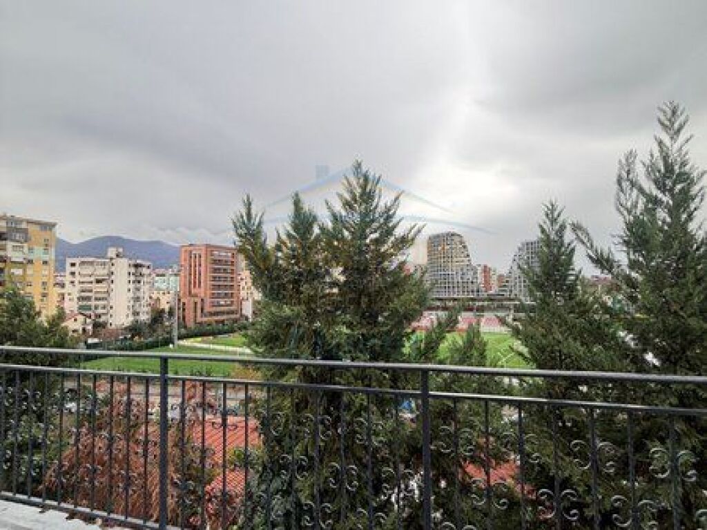 Shitet Apartament 2+1+2 , Komuna e Parisit