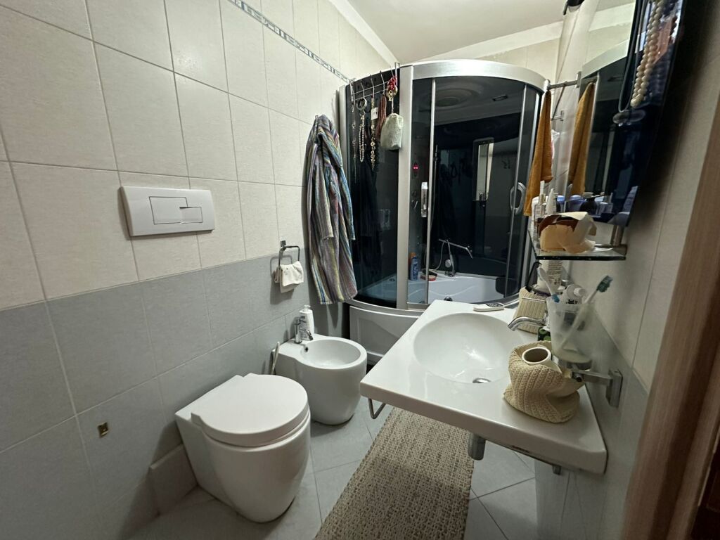 JEPET APARTAMENT 3+1 ME QERA PALLATET CABEJ 650EURO!