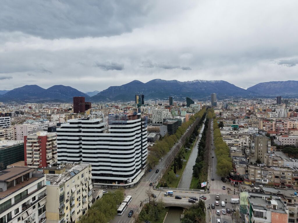 🏢 Locale Commerciale in Affitto – Corner Residence, Via Kavajës