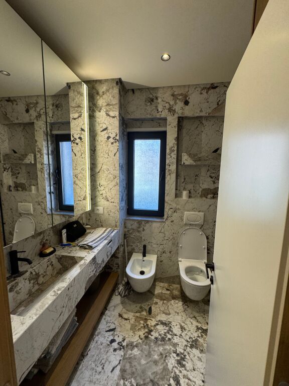 🏡 Jepet me qera apartament 1+1 te Oasis Residence, Astir  ✔️ Apartamenti eshte i arreduar plotesisht ✔️ Arredim modern dhe bashkekohor ✔️ Perfshin vend parkimi 🚗 ✔️ Zone e qete dhe e aksesueshme  💰 Cmimi: 70,000 leke / muaj