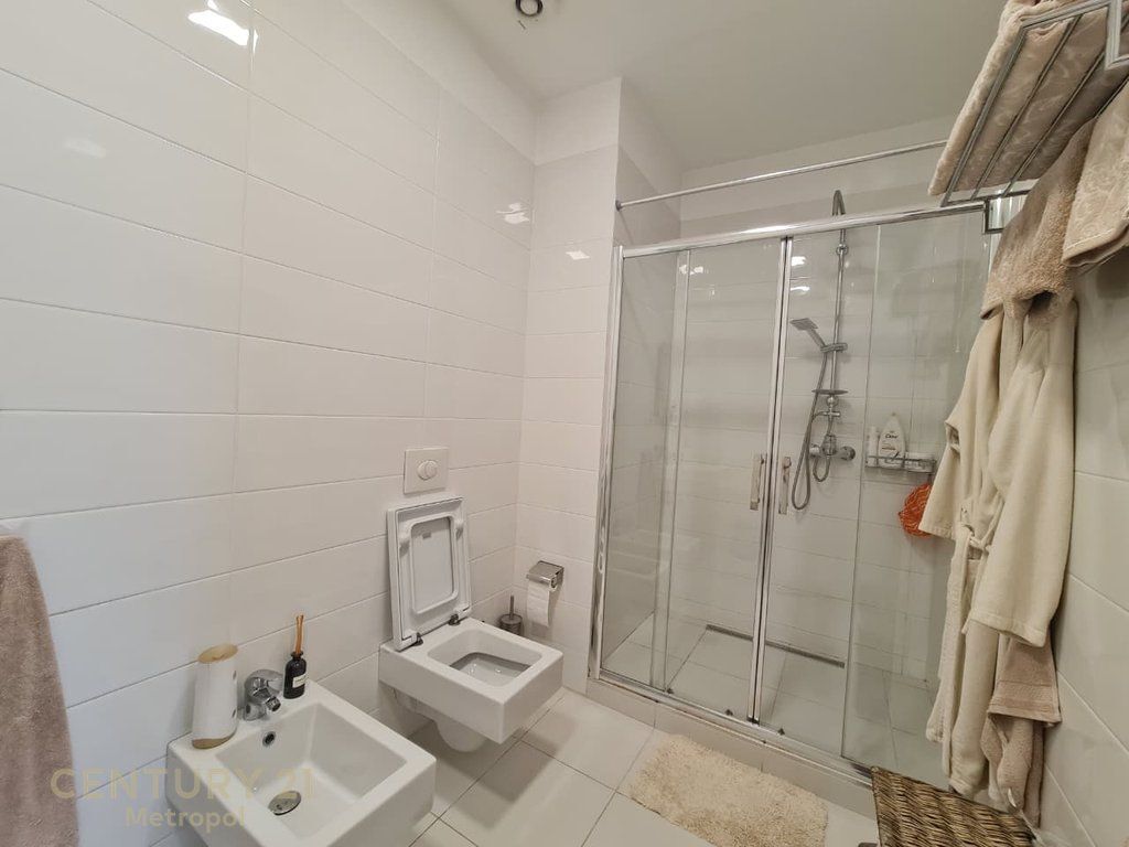 Ofrohet për shitje një apartament ekskluziv 2+1+2 në një nga kullat më elitare të Tiranës, Ambasador 3!