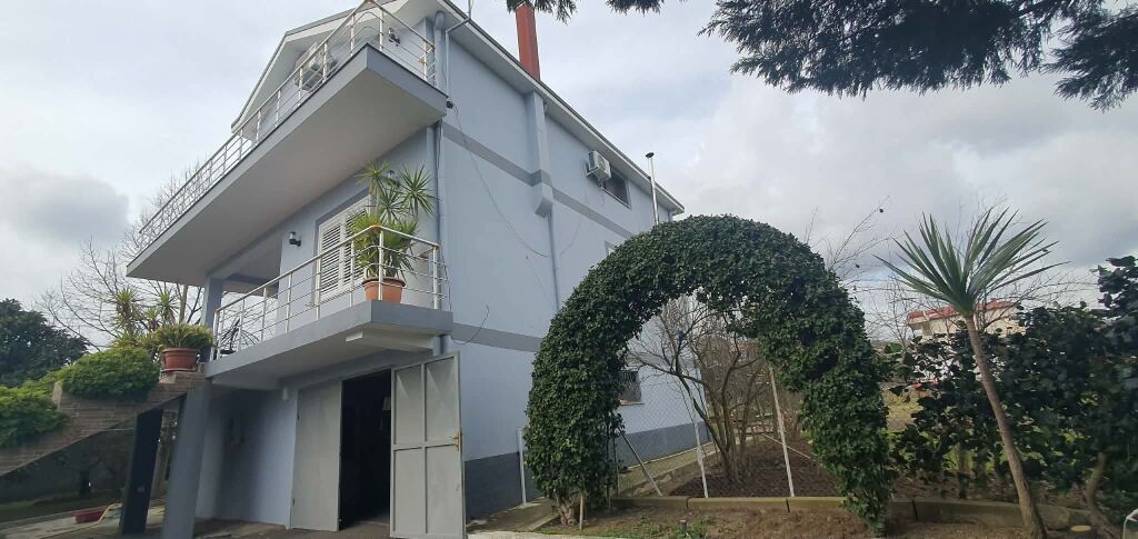 VILLA SU TRE PIANI IN VENDITA  - VORE