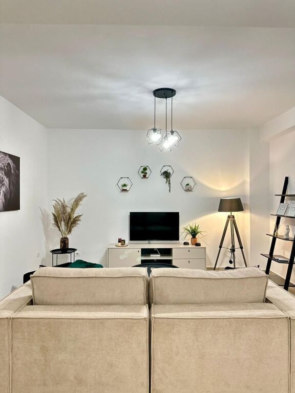 🏠Apartment 1+1 for rent 📍Center, near Çam Market  🏢3rd floor, with elevator 🏷️Price: 75,000 Leke/month 