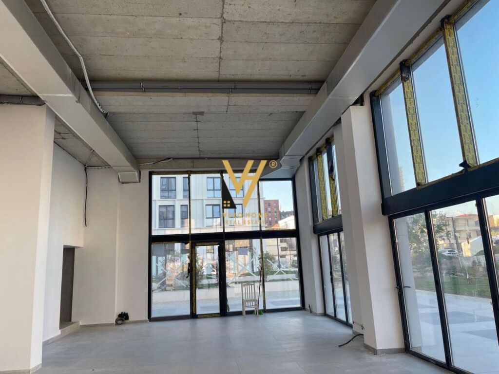 JEPET AMBIENT BIZNESI 120 M2 ME QIRA TE BULEVARDI I RI 1.500 EURO