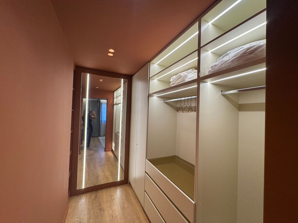 🏡 Jepet me qera apartament 1+1 te Oasis Residence, Astir  ✔️ Apartamenti eshte i arreduar plotesisht ✔️ Arredim modern dhe bashkekohor ✔️ Perfshin vend parkimi 🚗 ✔️ Zone e qete dhe e aksesueshme  💰 Cmimi: 70,000 leke / muaj