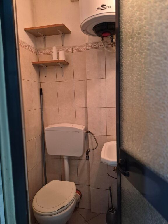 Tirane, Jepet me qera garsonier 1+1 Kati 1, 30 m² 300 Mije Lek (RR Qemal Stafa perballe Shkolles Fan Noli-2 min me Pazarin e Ri)
