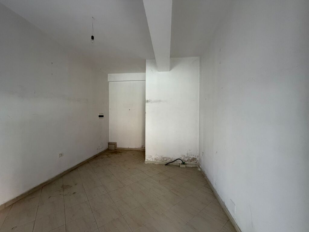 Dyqan me Qera Afatgjate - Sheshi i Flamurit, prane Bankes, Vlore