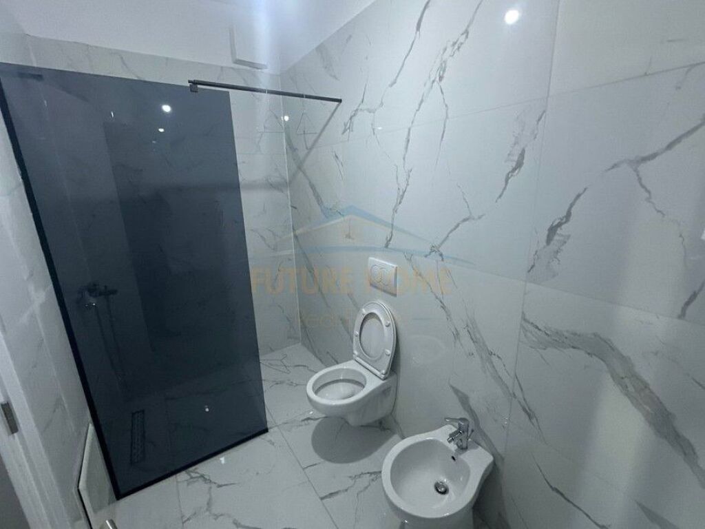 Shitet, Apartament 2+1+2+Post Parkimi, Bulevardi Ri, Tirane