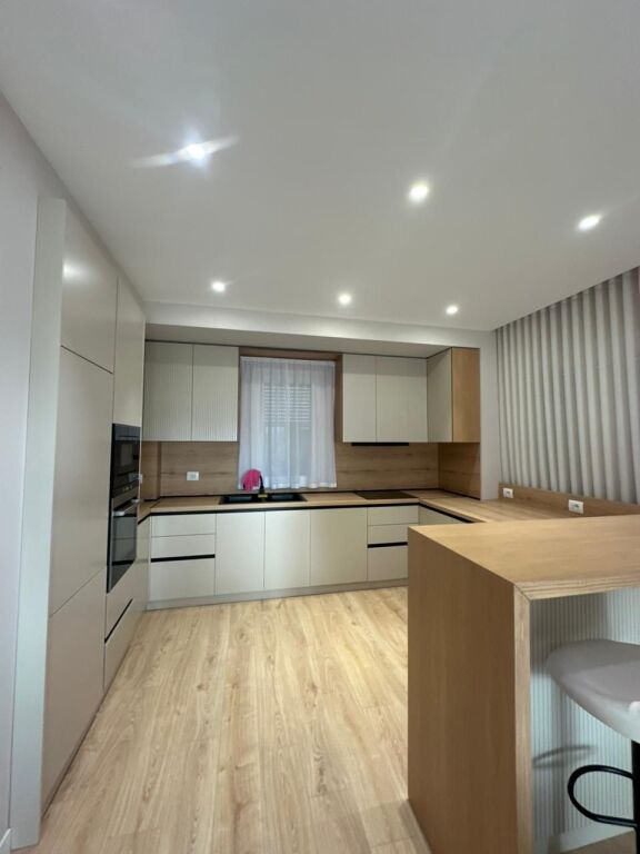 Qera | Apartament 3+1+ 2 poste parkimi | Shkolla e Kuqe | 2000 €/muaj