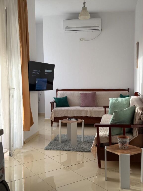 🏠Pas Spitalit Amerikan 2,Rruga Lluke Kacaj jepet me qera kati i III-te i nje vile,1+1,i mobiluar 40,000 Leke 
