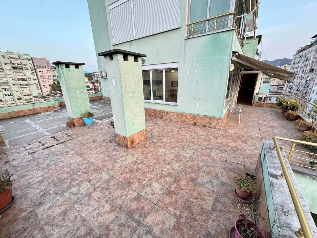 📣 SHITET Apartament me Verandë Gjigande 📍 Sheshi Willson 🛣️ Rruga "Ymer Kurti" ✨