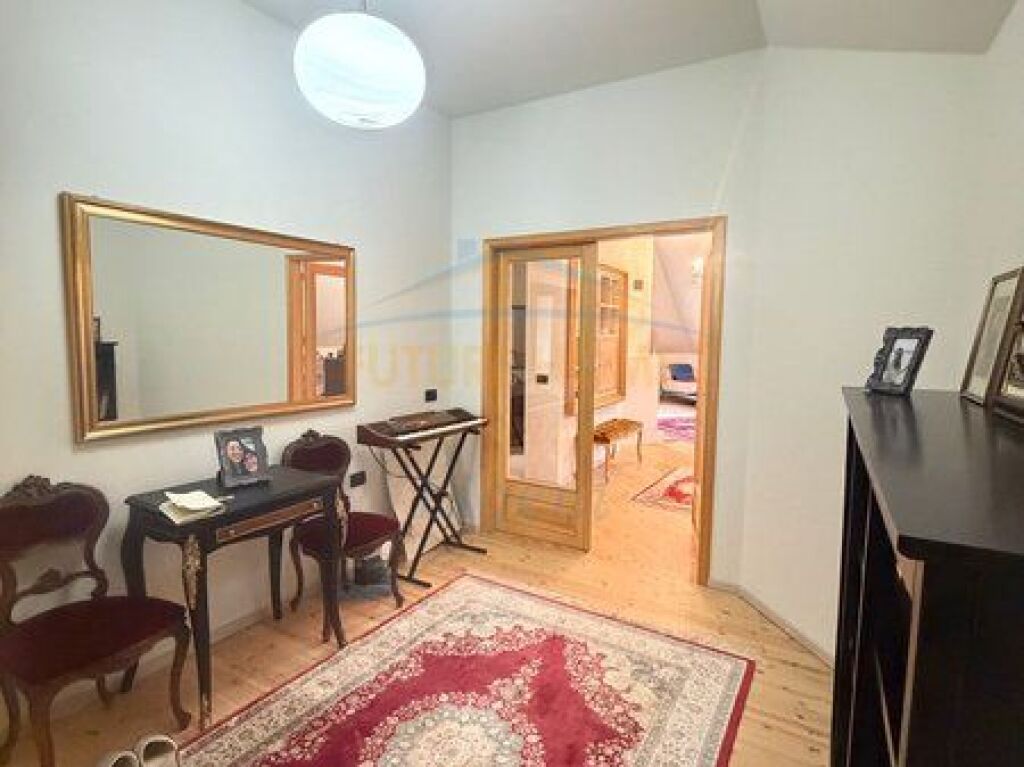 Shitet Apartament 2+1+2 , Komuna e Parisit