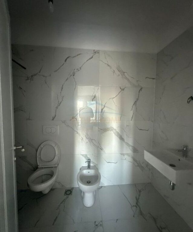 Shitet, Apartament 2+1+2+Post Parkimi, Bulevardi Ri, Tirane