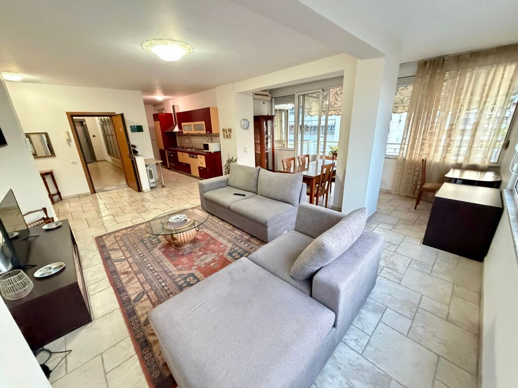 📣 SHITET Apartament me Verandë Gjigande 📍 Sheshi Willson 🛣️ Rruga "Ymer Kurti" ✨