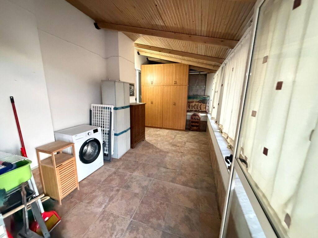 🏡✨ SUPER Appartamento con Veranda Gigante – Piazza Willson  📍 Via Ymer Kurti 🏢 6° piano con ascensore 📐 81 m² appartamento + 134 m² veranda 📏 Totale: 215 m²  ☀️ Orientamento perfetto Sud – Est – Ovest 📄 Con atto di proprietà  💼 Ideale per investimento 👉 Possibilità di divisione in 3 appartamenti 👉 O abitazione di lusso con grande veranda 🌿  💶 Prezzo: 385.000€