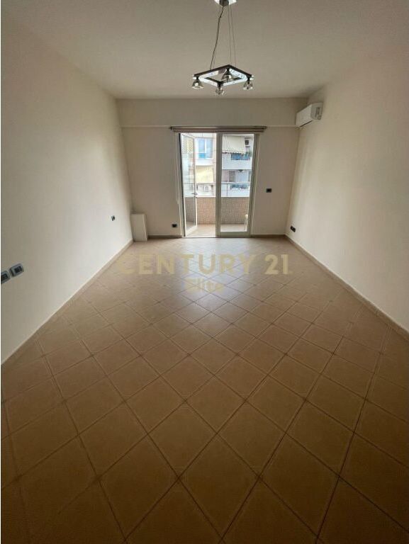 Ambient Zyrash 1+1 Me Qira | Myslym Shyri, pranë Drejtorisë së Policisë, Tiranë | 600€ | 70 m²