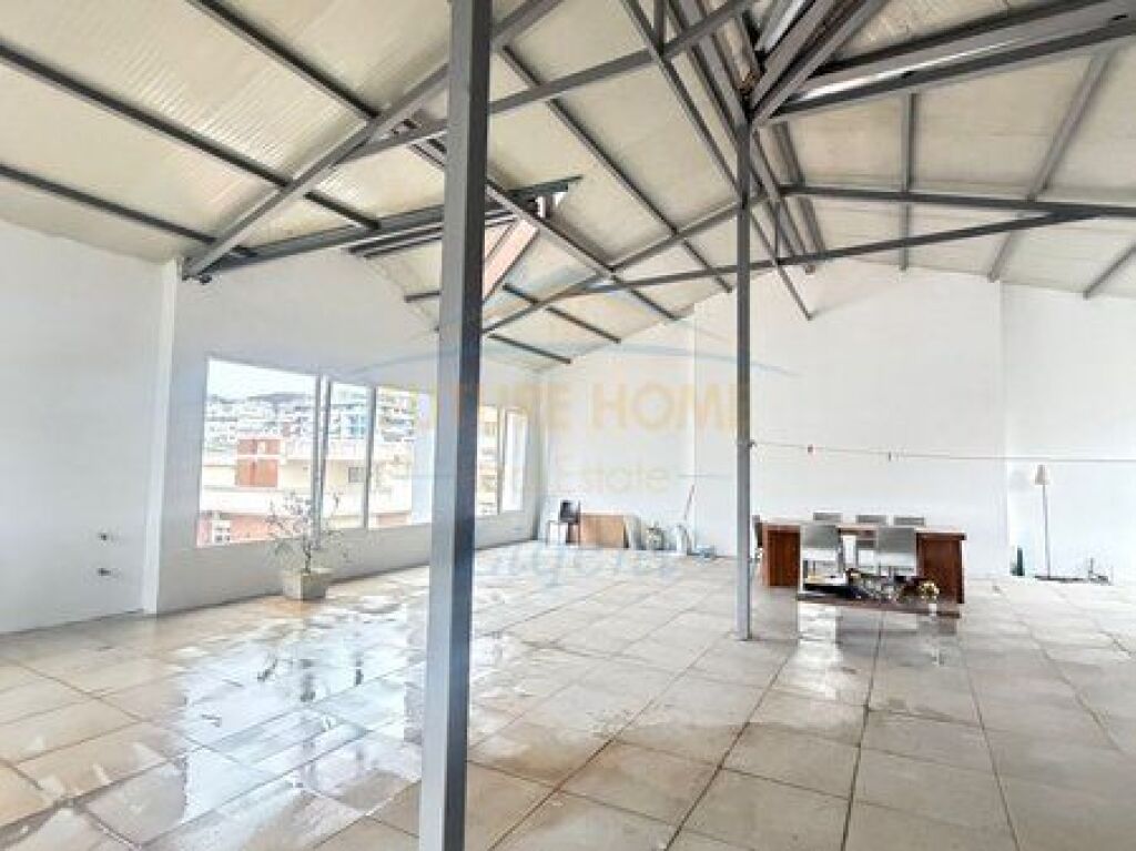 Shitet Apartament 2+1+2 , Komuna e Parisit