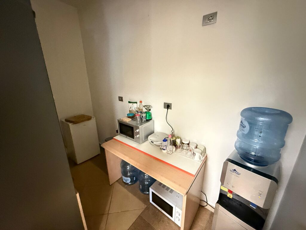 Jept me qera ambient Zyrash e pershtatur per cdo lloj zyre  📍rtsh , padam , ne kryqezim te rruges . Papa Xhon Pali II me Rruga Ismail Qemali Kati i 2 me ashensor  Siperfaqja 150 m2  Cmimi 1500 euro ne muaj