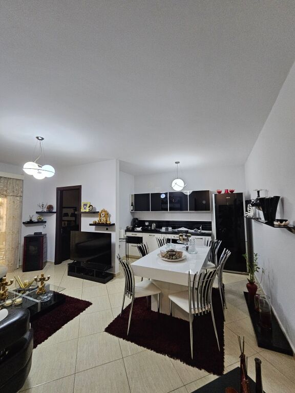 Jepet me Qera: *Apt. 1+1+ guzhine më vete (Kodra Diellit) pallati ri  çmimi *60,000 / Muaji*