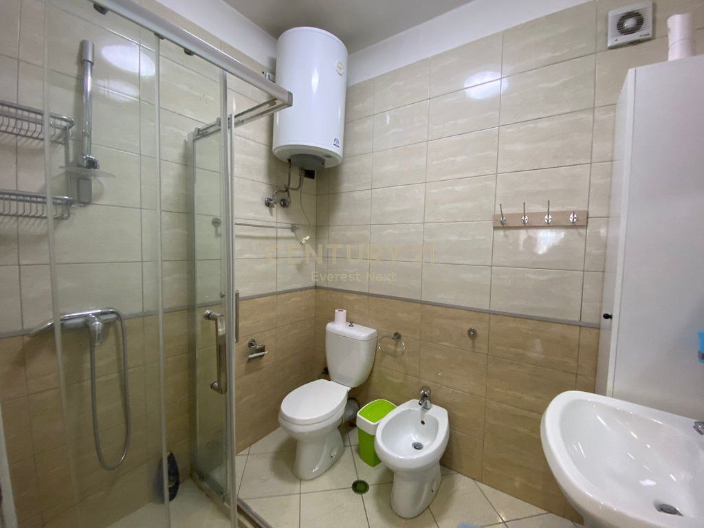 Shitet apartament 2+1+2 në zonën e Xhamllikut