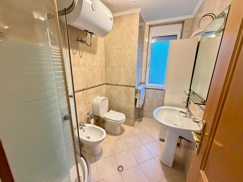 📣 SHITET Apartament me Verandë Gjigande 📍 Sheshi Willson 🛣️ Rruga "Ymer Kurti" ✨