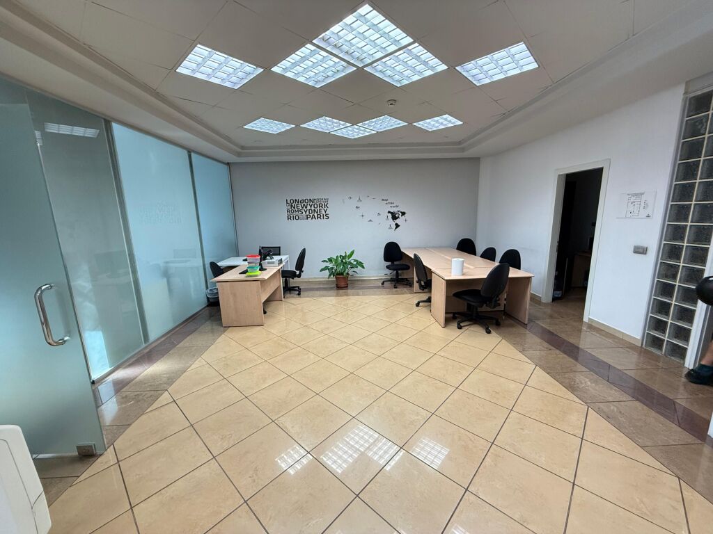 Jept me qera ambient Zyrash e pershtatur per cdo lloj zyre  📍rtsh , padam , ne kryqezim te rruges . Papa Xhon Pali II me Rruga Ismail Qemali Kati i 2 me ashensor  Siperfaqja 150 m2  Cmimi 1500 euro ne muaj