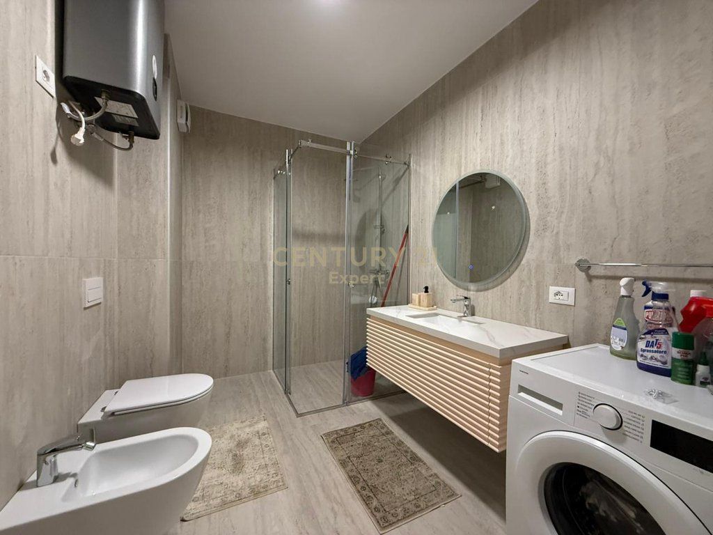 JAPIM ME QIRA 2+1+POST PARKIMI TE DONIKA CENTER