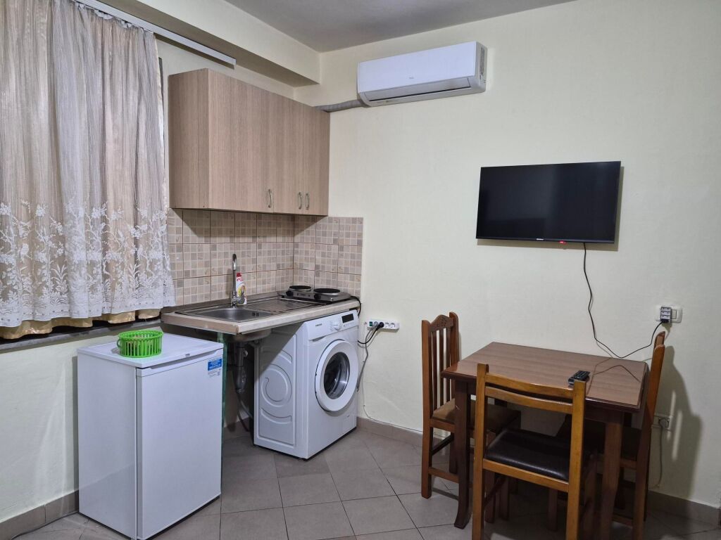 Tirane, Jepet me qera garsonier 1+1 Kati 1, 30 m² 300 Mije Lek (RR Qemal Stafa perballe Shkolles Fan Noli-2 min me Pazarin e Ri)
