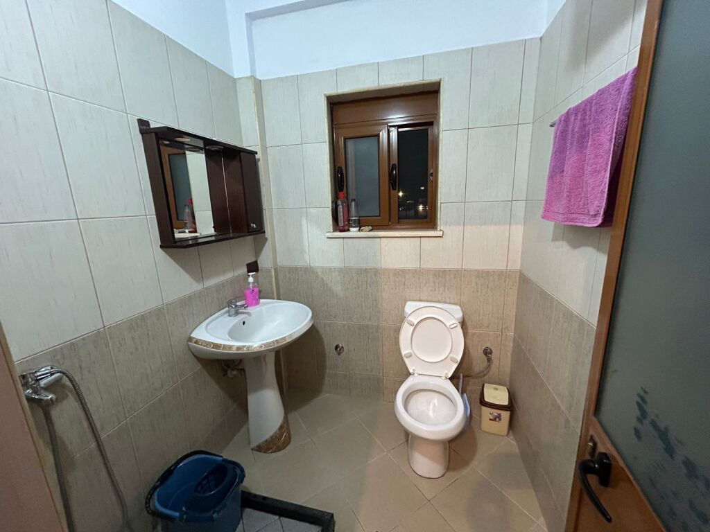 🏠 Jepet me qera apartament 2+1 në 📍 Kombinat💰 Çmimi: 40,000 lekë/muaj