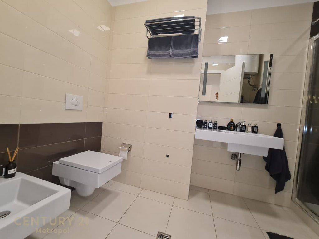 Ofrohet për shitje një apartament ekskluziv 2+1+2 në një nga kullat më elitare të Tiranës, Ambasador 3!