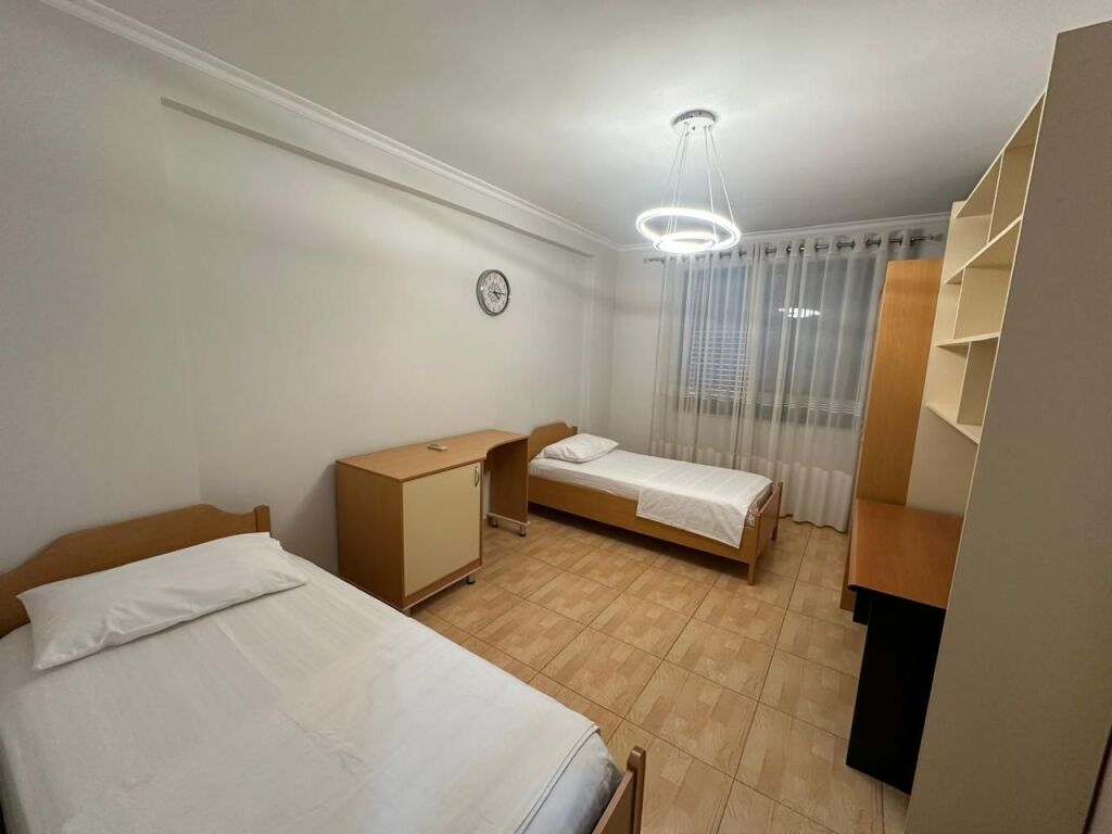 🏢Tek 21 Dhjetori,prane Supermarket Joena jepet me qera apartament 2+1+2,i mobiluar 800Euro   