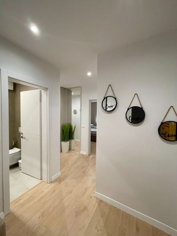 Appartamento moderno 2+1 in affitto – Via Kavajës, vicino alla Chiesa Ortodossa !