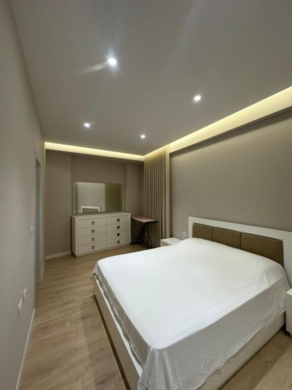 Qera | Apartament 3+1+ 2 poste parkimi | Shkolla e Kuqe | 2000 €/muaj