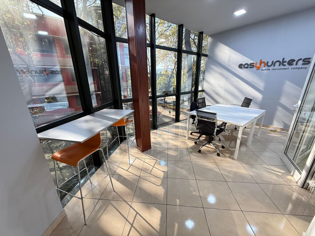 Jept me qera ambient Zyrash e pershtatur per cdo lloj zyre  📍rtsh , padam , ne kryqezim te rruges . Papa Xhon Pali II me Rruga Ismail Qemali Kati i 2 me ashensor  Siperfaqja 150 m2  Cmimi 1500 euro ne muaj