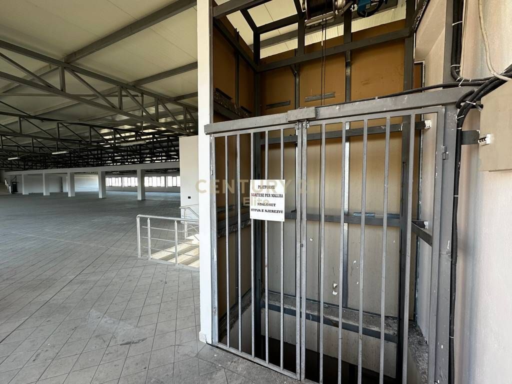 Jepet me qira kapanon pranë QTU-së, Tiranë