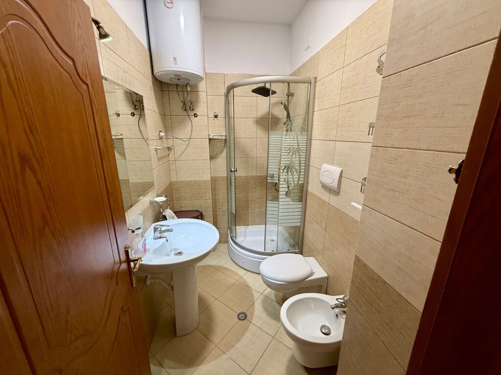 📣 QERA Apartament 2+1+2 Me Ballkon 📍 Rruga e "Kavajes", Perballe Xhamise 💶 Cmimi 70.000 Leke/Muaj✨