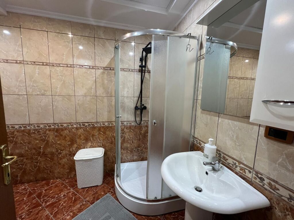 Qira, Apartament 2+1+2 tualete, ”Rruga e Kavajës”, Tiranë.