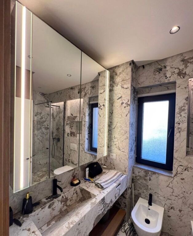 🏡 Jepet me qera apartament 1+1 te Oasis Residence, Astir  ✔️ Apartamenti eshte i arreduar plotesisht ✔️ Arredim modern dhe bashkekohor ✔️ Perfshin vend parkimi 🚗 ✔️ Zone e qete dhe e aksesueshme  💰 Cmimi: 70,000 leke / muaj