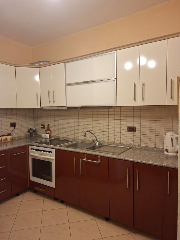 Apartament 1+1 me qira te Pallatet Cabej