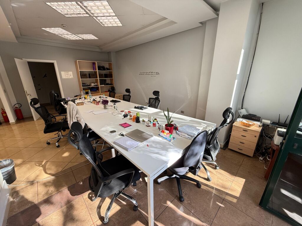 Jept me qera ambient Zyrash e pershtatur per cdo lloj zyre  📍rtsh , padam , ne kryqezim te rruges . Papa Xhon Pali II me Rruga Ismail Qemali Kati i 2 me ashensor  Siperfaqja 150 m2  Cmimi 1500 euro ne muaj