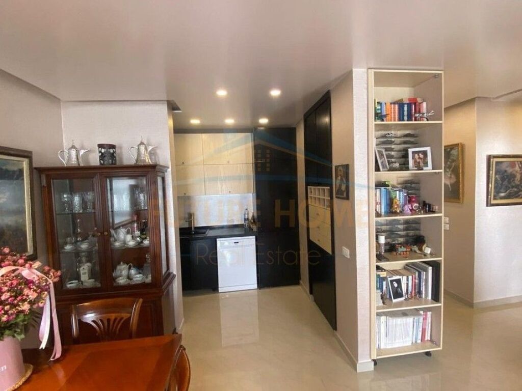 Shitet, Apartament 3+1, Kompleksi "Kontakt", 21 Dhjetori