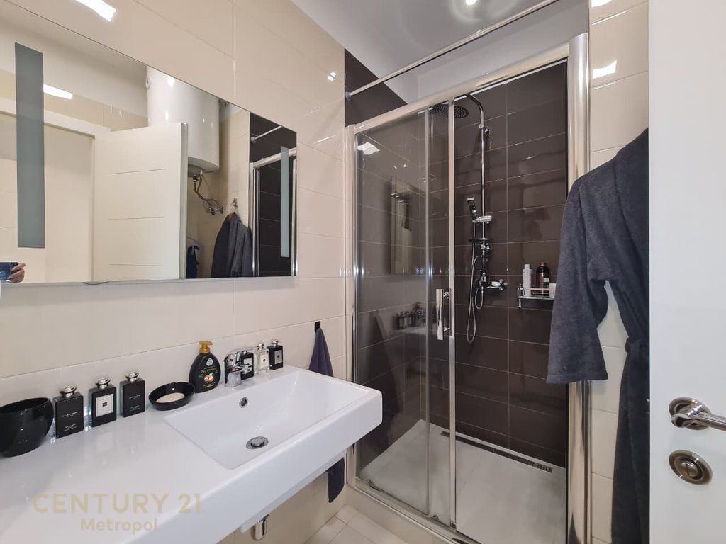 Ofrohet për shitje një apartament ekskluziv 2+1+2 në një nga kullat më elitare të Tiranës, Ambasador 3!