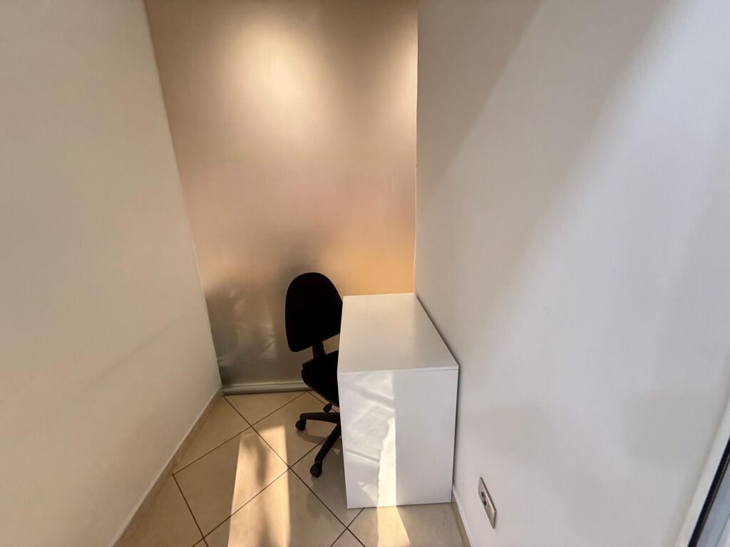 Jept me qera ambient Zyrash e pershtatur per cdo lloj zyre  📍rtsh , padam , ne kryqezim te rruges . Papa Xhon Pali II me Rruga Ismail Qemali Kati i 2 me ashensor  Siperfaqja 150 m2  Cmimi 1500 euro ne muaj