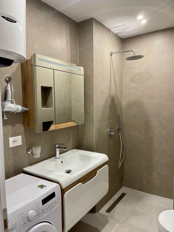 Appartamento moderno 2+1 in affitto – Via Kavajës, vicino alla Chiesa Ortodossa !