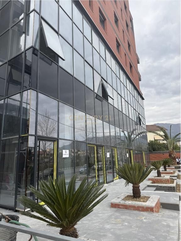 COMMERCIAL UNIT FOR RENT!